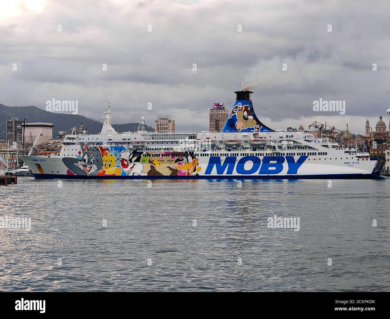 Genova, Italia - 13 settembre 2025: Il traghetto Moby Otta è ormeggiato nel porto di Genova. La nave passeggeri della compagnia di navigazione Moby collega le città portuali italiane con collegamenti marittimi attraverso il Mediterraneo ed è utilizzata per il trasporto marittimo *** Die Fähre Moby Otta liegt im Hafen von Genua. DAS Passagierschiff der Reederei Moby verbindet italienische Hafenstädte mit Fährverbindungen über das Mittelmeer und dient dem maritimen Transport Foto Stock