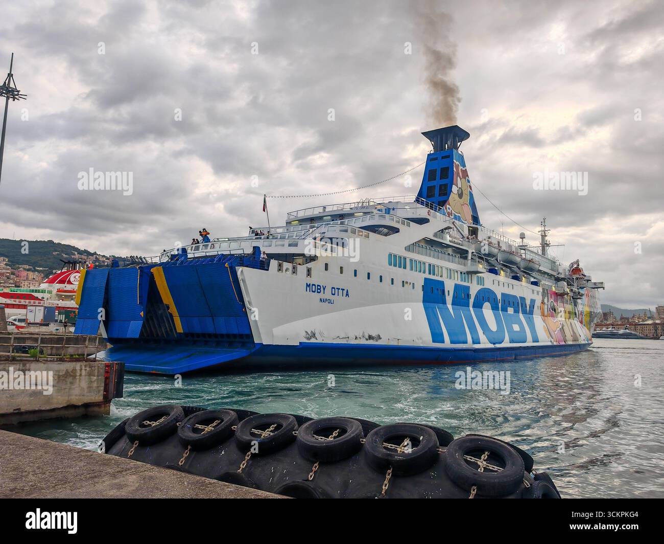Genova, Italia - 13 settembre 2025: Il traghetto Moby Otta è ormeggiato nel porto di Genova. La nave passeggeri della compagnia di navigazione Moby collega le città portuali italiane con collegamenti marittimi attraverso il Mediterraneo ed è utilizzata per il trasporto marittimo *** Die Fähre Moby Otta liegt im Hafen von Genua. DAS Passagierschiff der Reederei Moby verbindet italienische Hafenstädte mit Fährverbindungen über das Mittelmeer und dient dem maritimen Transport Foto Stock