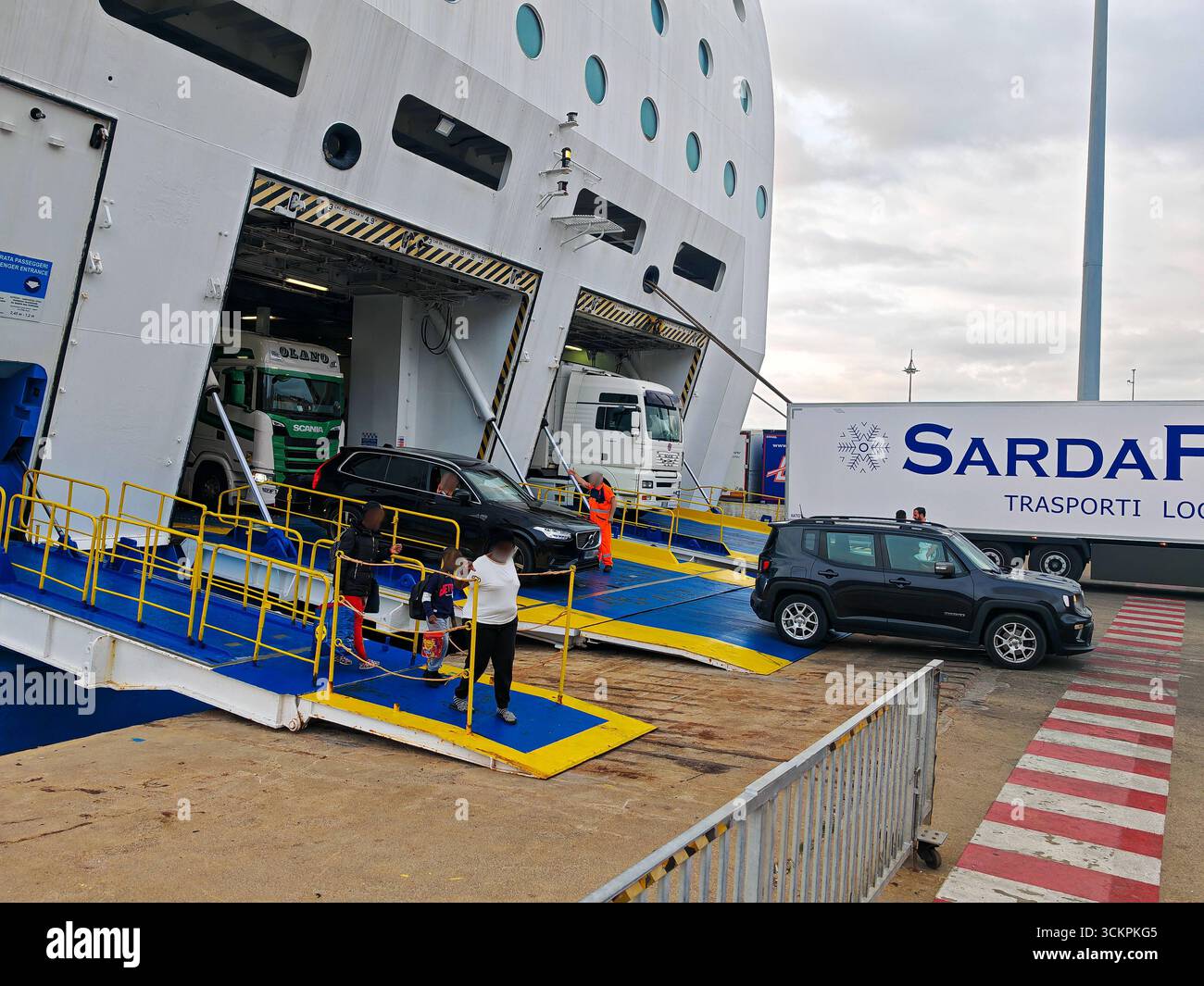 Genova, Italia - 13 settembre 2025: Turisti, auto e camion lasciano il traghetto Moby Wonder nel porto di Genova. La nave RoRo gestita dalla compagnia di navigazione Moby trasporta passeggeri e veicoli sulle rotte mediterranee *** Touristen, Autos und Lkws verlassen die Autofähre Moby Wonder im Hafen von Genua. DAS RoRo-Schiff der Reederei Moby dient dem Passagier- und Fahrzeugtransport auf Mittelmeer-Routen Foto Stock