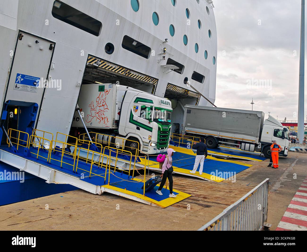 Genova, Italia - 13 settembre 2025: Turisti, auto e camion lasciano il traghetto Moby Wonder nel porto di Genova. La nave RoRo gestita dalla compagnia di navigazione Moby trasporta passeggeri e veicoli sulle rotte mediterranee *** Touristen, Autos und Lkws verlassen die Autofähre Moby Wonder im Hafen von Genua. DAS RoRo-Schiff der Reederei Moby dient dem Passagier- und Fahrzeugtransport auf Mittelmeer-Routen Foto Stock