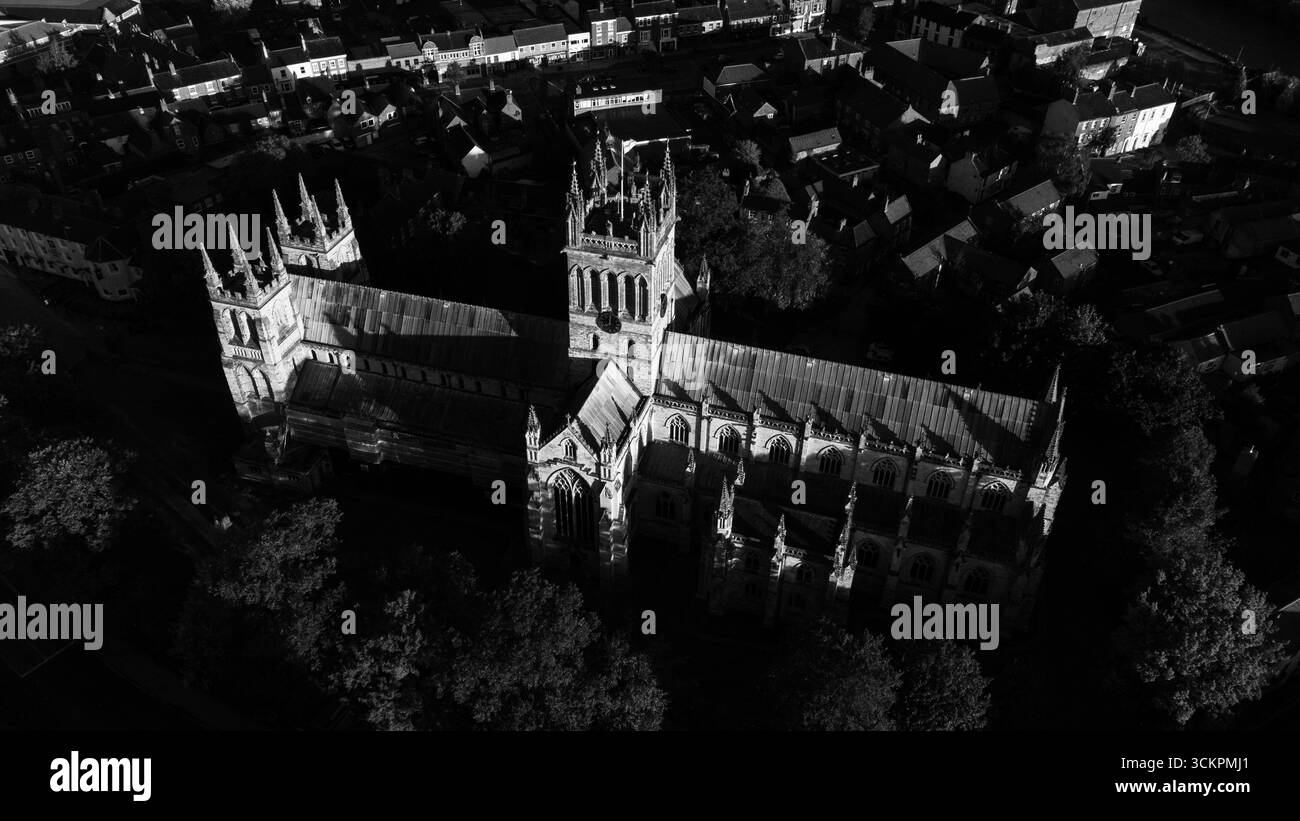 Vista aerea monotona dell'abbazia di Selby circondata da edifici cittadini Foto Stock