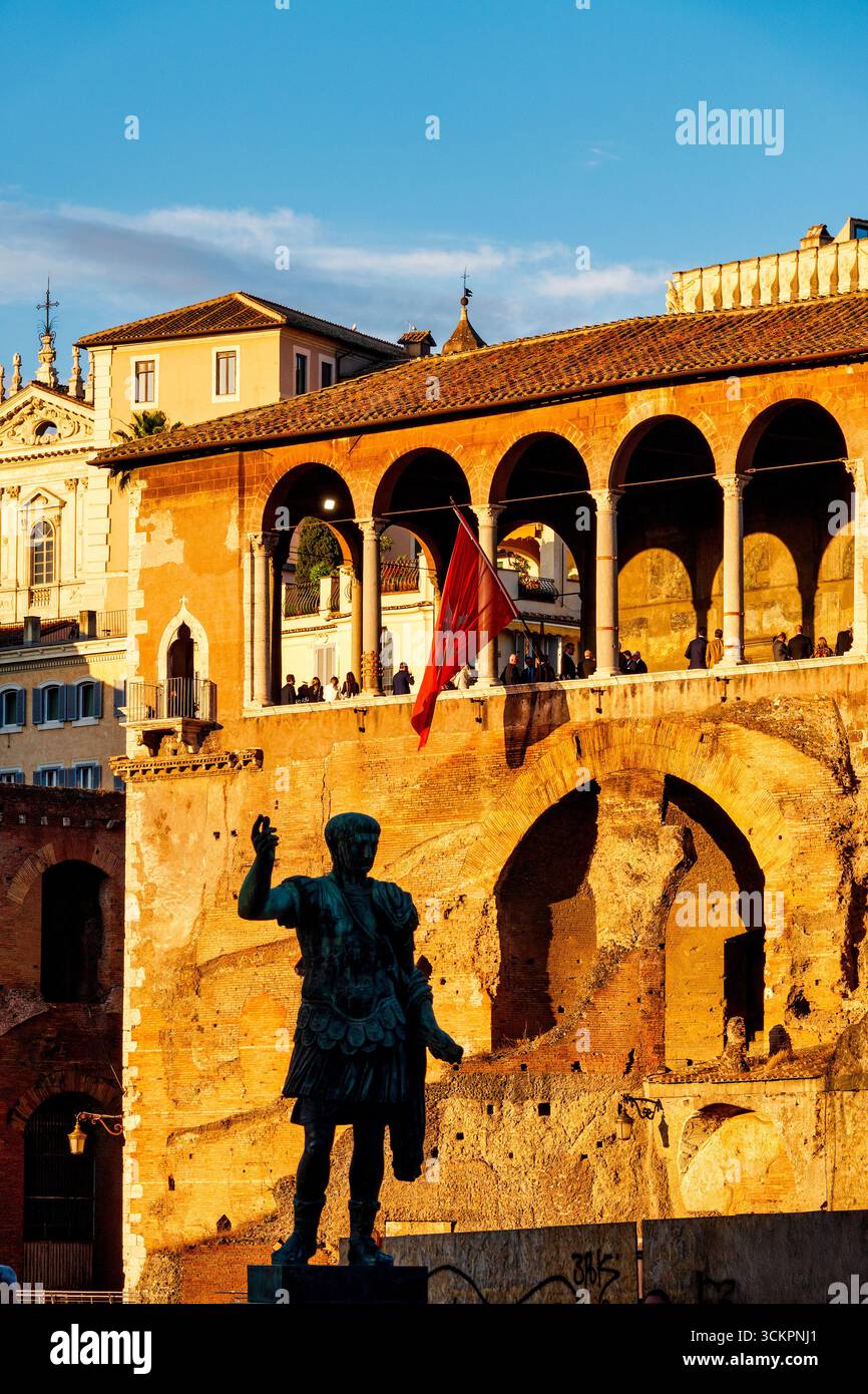 La Terrazza Domizianea a Roma, Italia, con la sagoma della statua dell'imperatore Traiano al tramonto. Foto Stock
