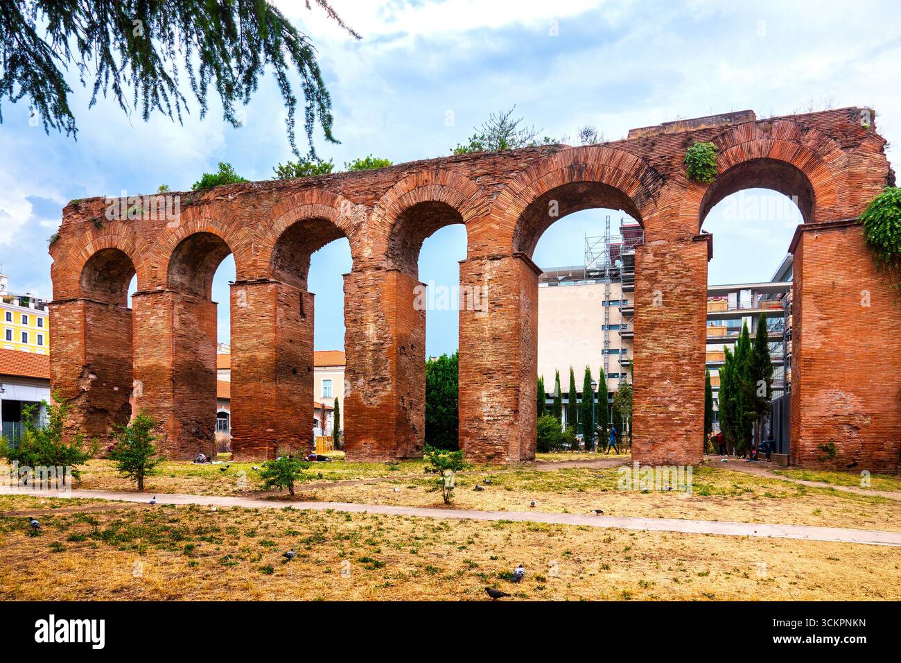 Rovine dell'antico acquedotto romano Aqua Anio Novus in Piazza Pepe, Roma, Italia. Foto Stock