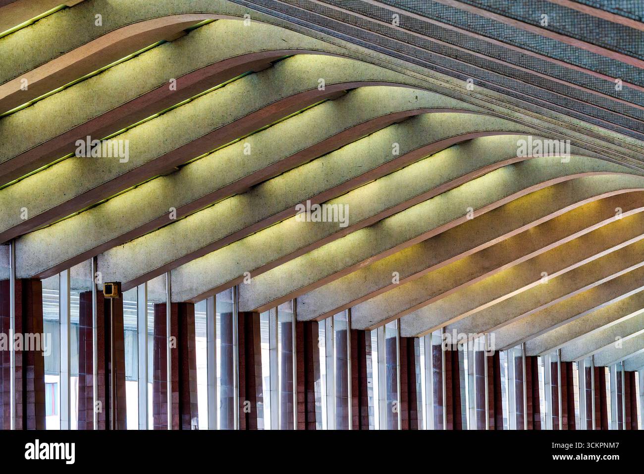 Vista interna del soffitto a baldacchino in cemento armato presso la stazione Roma termini di Roma, Italia, completata nel 1950. La struttura esemplifica il dopoguerra Foto Stock