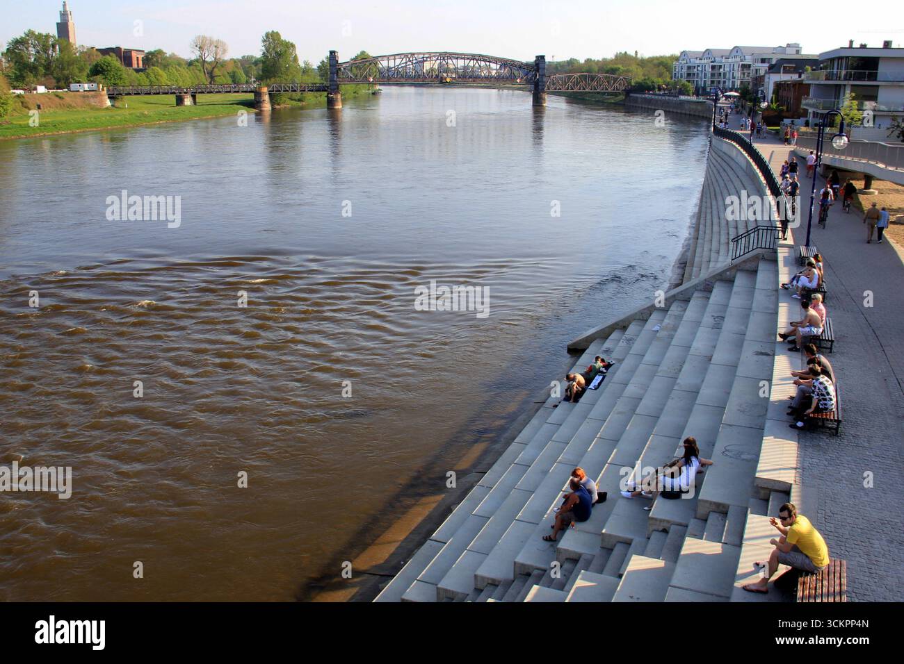 Fiume Elba, moderno argine a gradini in prima linea, e storico Ponte degli ascensori sullo sfondo, Magdeburgo, Germania Foto Stock