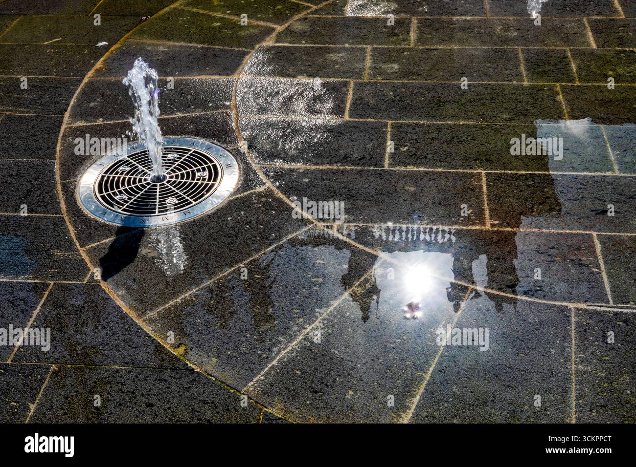 Le statue di San Giovanni in Laterano si riflettono in una fontana sulla piazza recentemente restaurata, Roma, Italia. Foto Stock