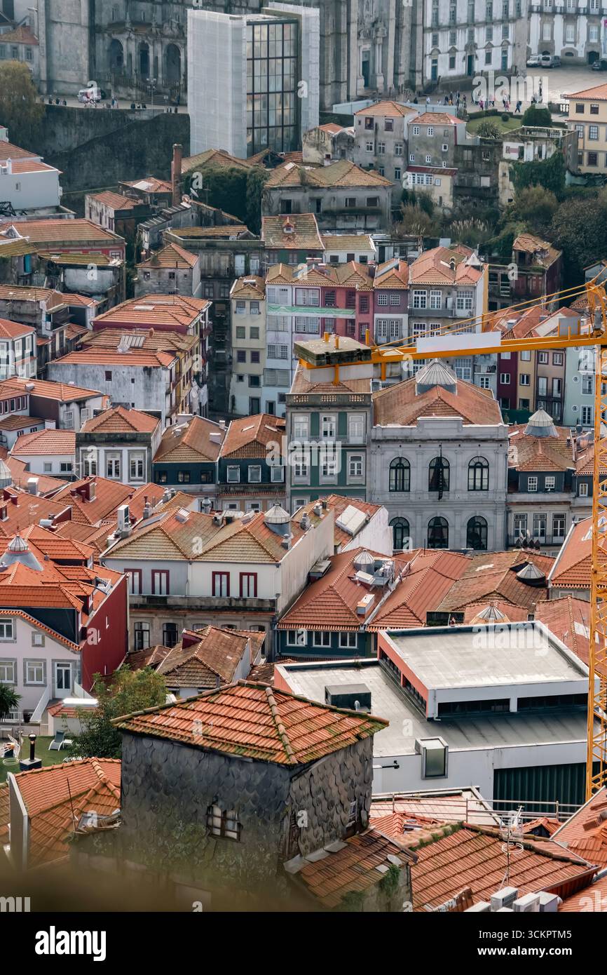 Paesaggio urbano di Porto denso con edifici a strati e stili architettonici misti. Tetti in terracotta, costruzione moderna, facciate storiche, densità della città Foto Stock