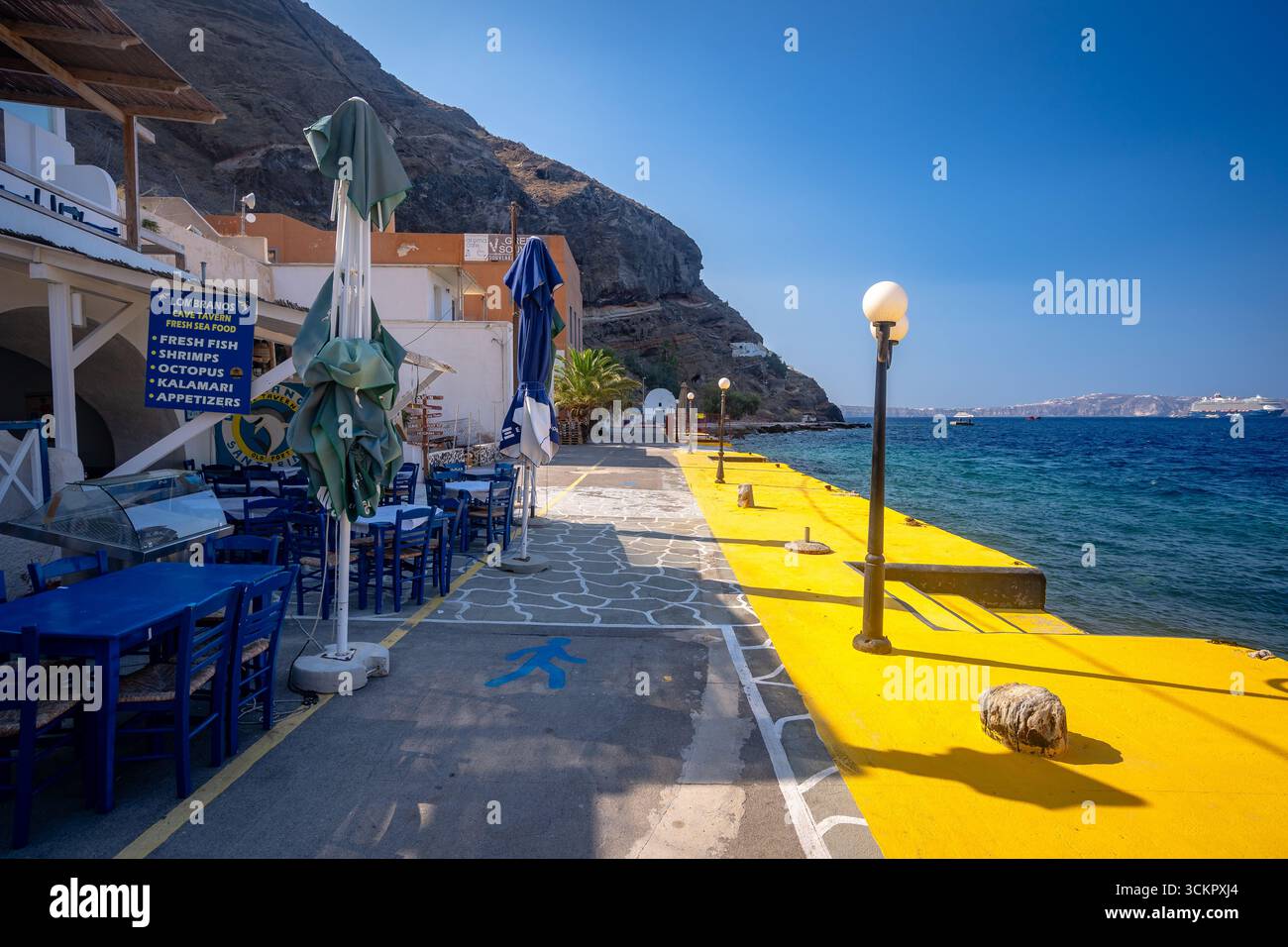 Santorini, Grecia - edifici nella zona del vecchio porto Foto Stock