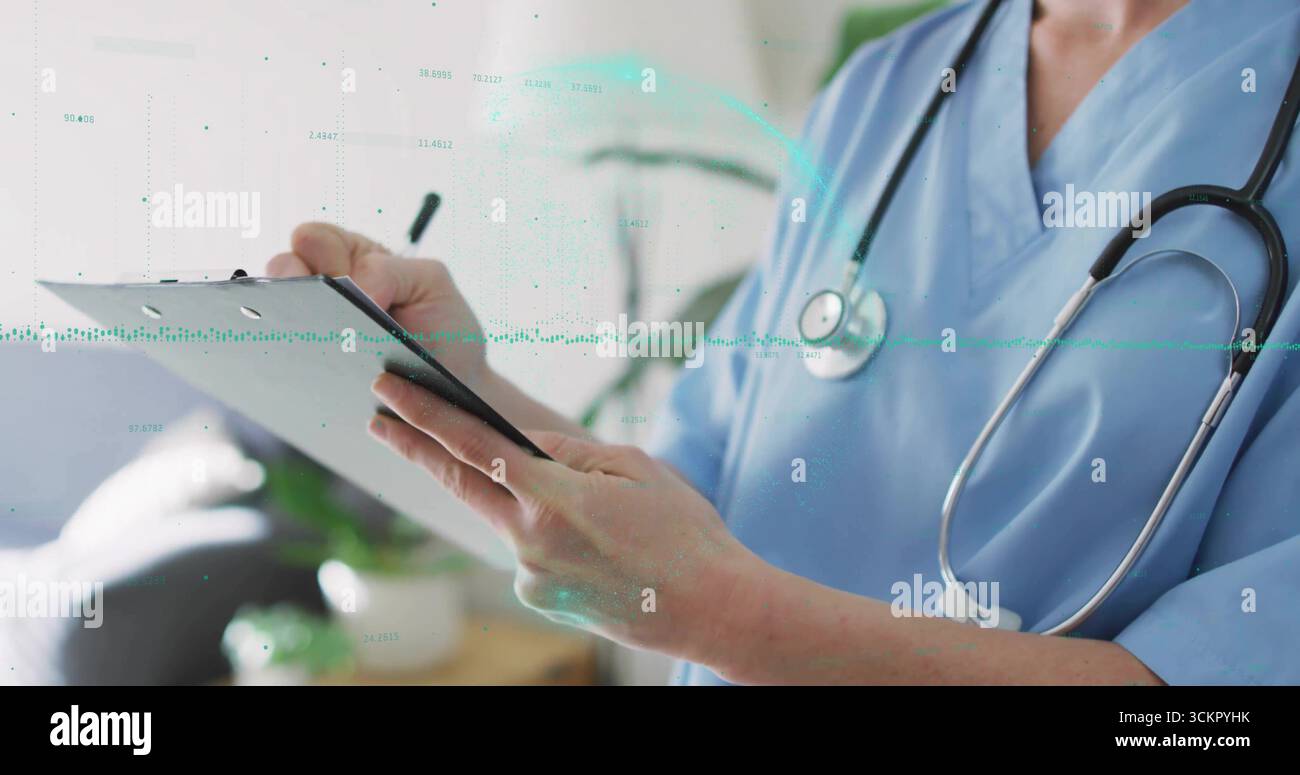 scrittura infermiere in scrub con stetoscopio utilizzando la penna degli appunti in clinica, sovrapposizione dati, spazio di copia Foto Stock