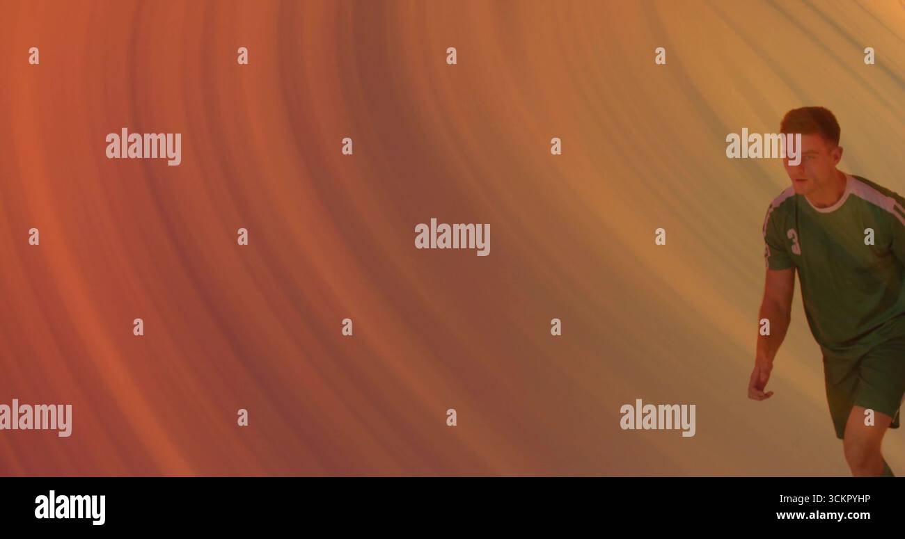 Atleta di jogging che indossa uniformi sportive verdi e scarpe in studio con sfondo arancione, spazio per copiare Foto Stock