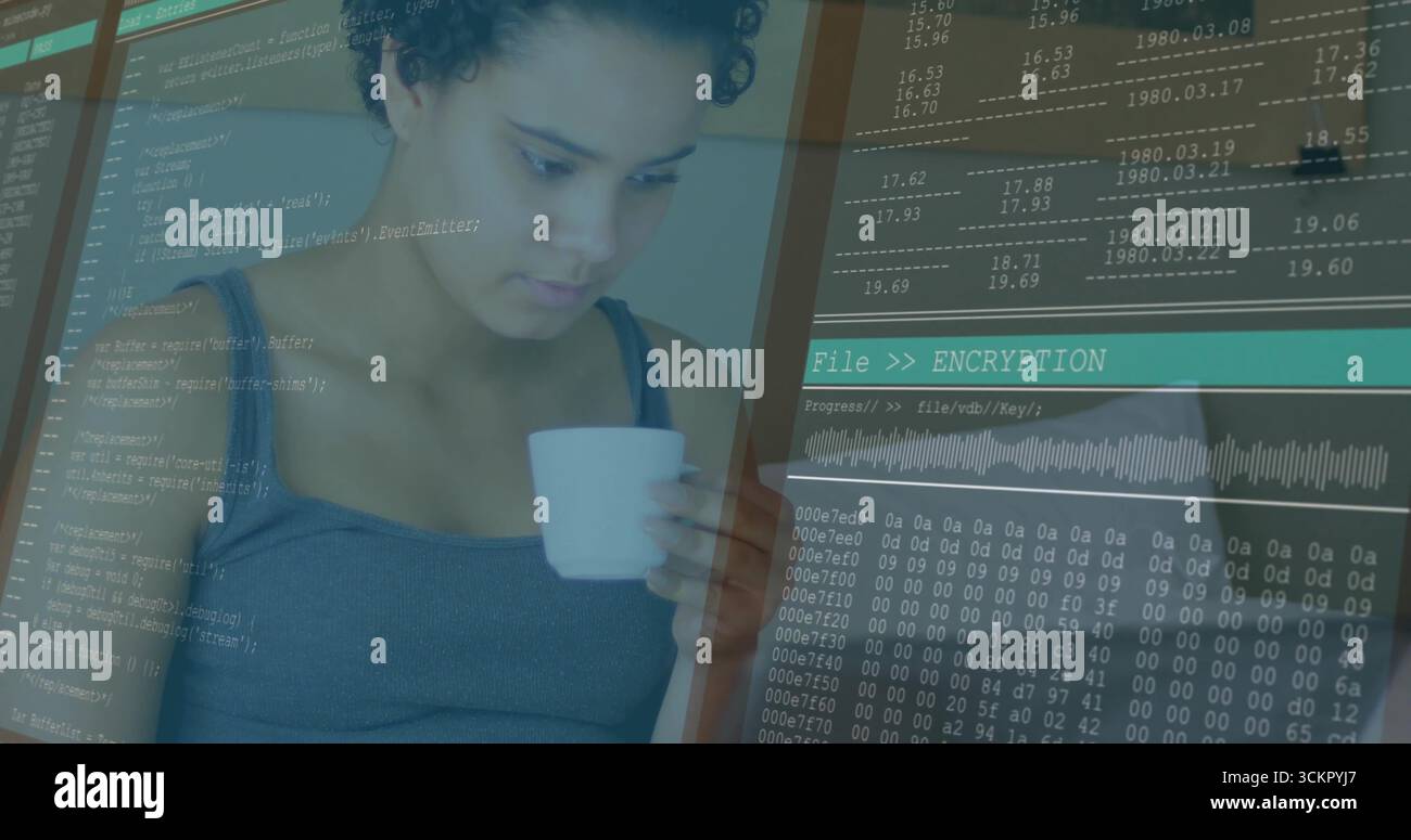 Studia lo sviluppatore di software che tiene la tazza da caffè bianca e debugging del codice di crittografia sul monitor della scrivania Foto Stock