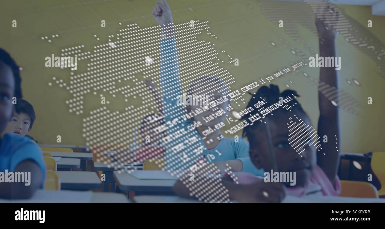 Alzare le mani, i bambini elementari con le polo imparano a programmare alle scrivanie scolastiche con proiezione delle mappe Foto Stock
