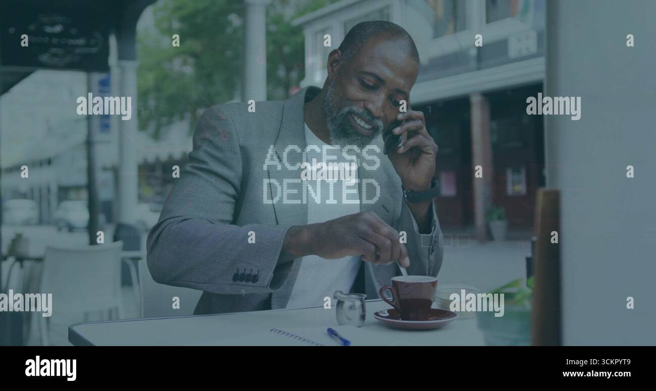 Executive con blazer grigio che mescola il caffè e bilancia lo smartphone nel caffè marciapiede o notebook Foto Stock