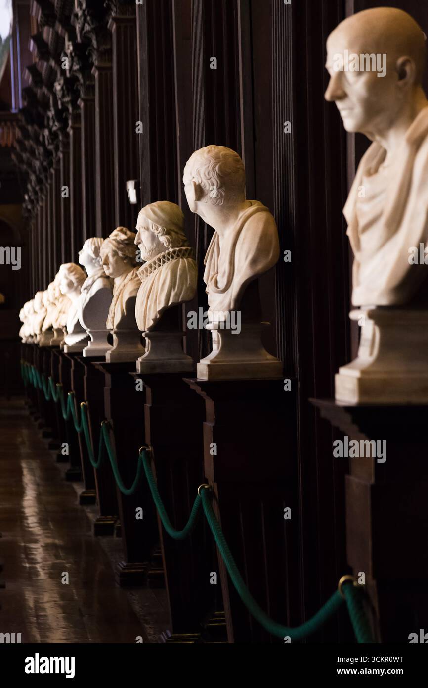 Dublino, Irlanda - 4 aprile 2025: Antiche statue esposte all'interno della Trinity College Library di Dublino Foto Stock