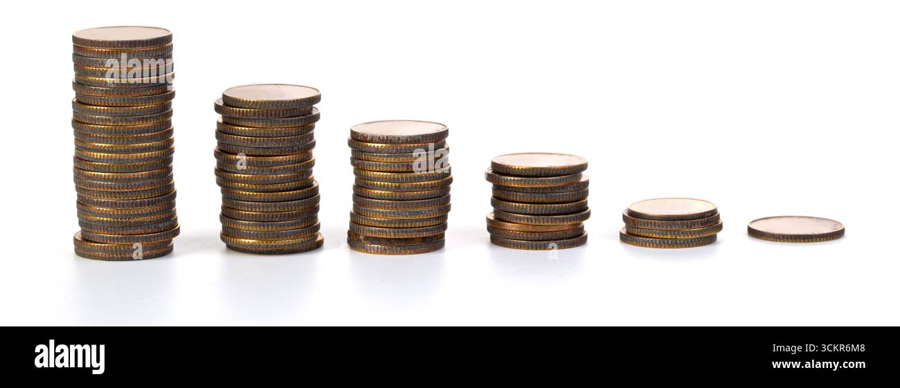 Pile di monete d'oro che diminuiscono gradualmente di dimensioni su uno sfondo bianco, simboleggiando la diminuzione delle finanze o la recessione economica Foto Stock