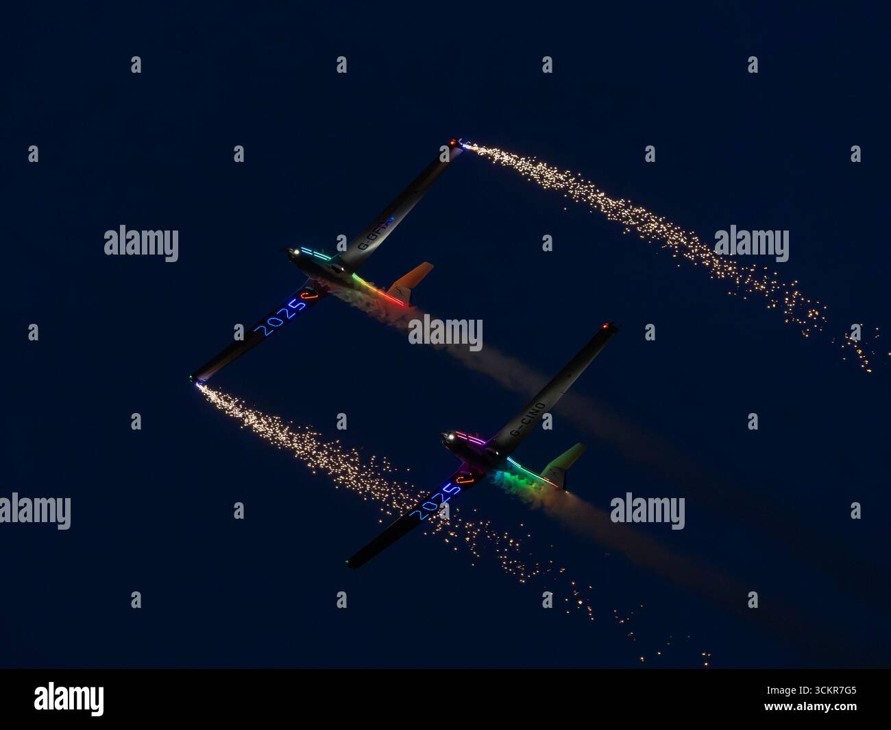 Aerei pirotecnici Flying Grob 109b alianti a motore con luci LED e pirotecniche, che si esibiscono all'International Ayr Show Festival of Flight. Foto Stock
