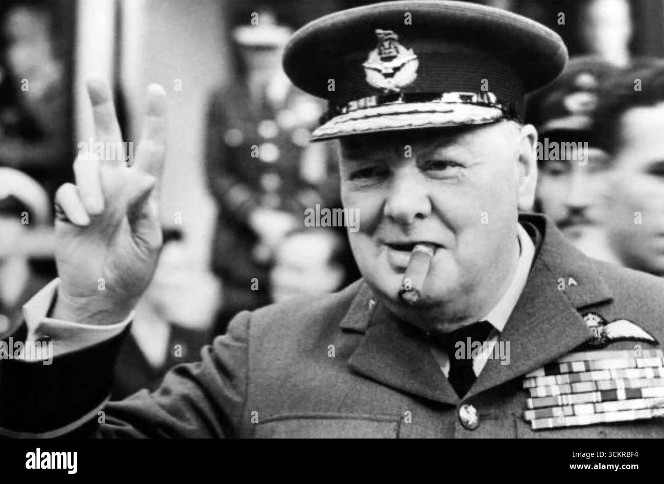 WINSTON CHURCHILL (1874-1965) politico e statista britannico che indossa la sua uniforme onoraria da Air Commodore con ali nel 1947 Foto Stock