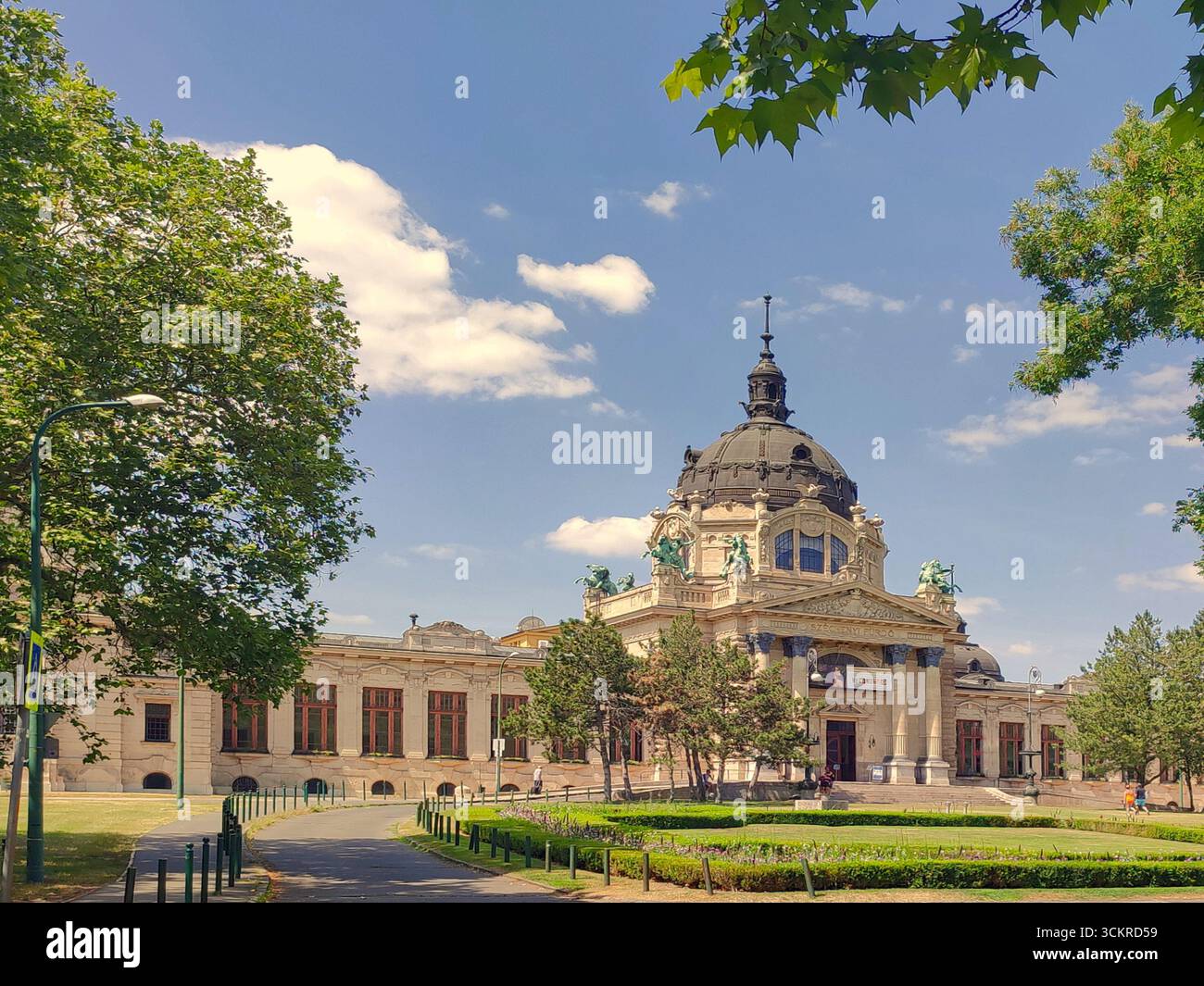 Bagni termali Szechenyi, Parco cittadino, Budapest, Ungheria - le terme più grandi d'Europa, l'acqua è fornita da sorgenti termali con piscine interne ed esterne Foto Stock