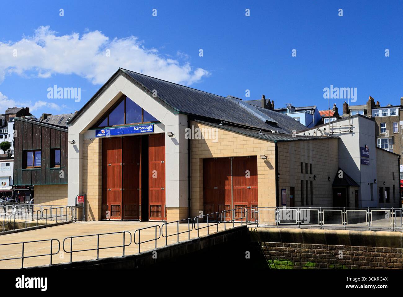RNLI Lifeboat Station, molo ovest, Scarborough South Bay, Yorkshire, Inghilterra, REGNO UNITO Foto Stock