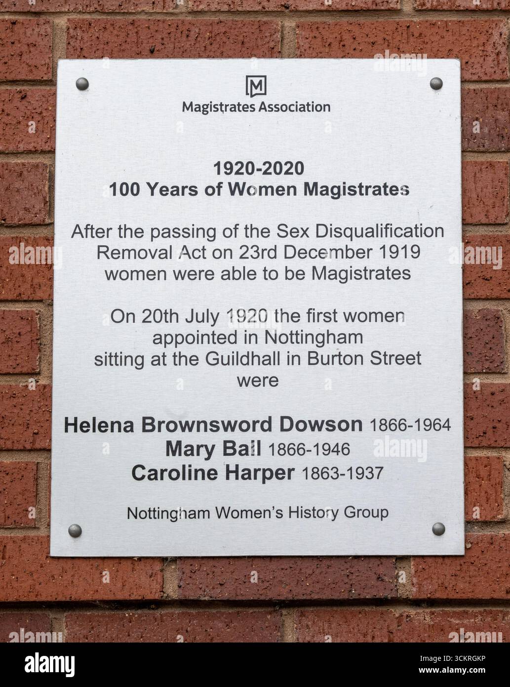 Targa commemorativa che celebra i 100 anni di magistrati donne. La targa, installata dal Nottingham Women's History Group, Nottingham, Inghilterra, Foto Stock