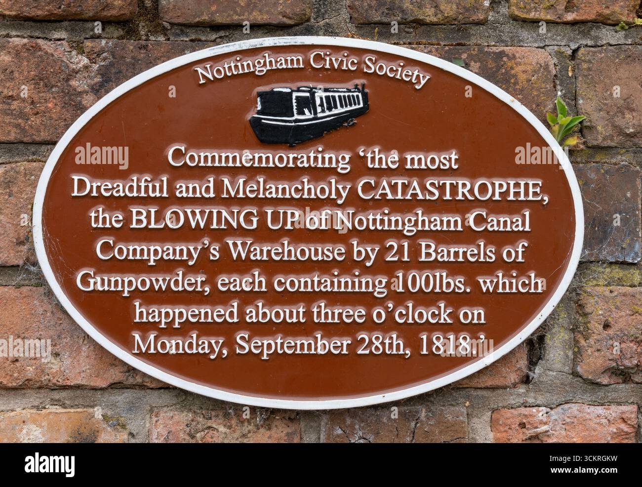 La targa commemora un evento storico a Nottingham, in particolare l'esplosione del magazzino della Nottingham Canal Company. Nottingham, Inghilterra, Regno Unito Foto Stock