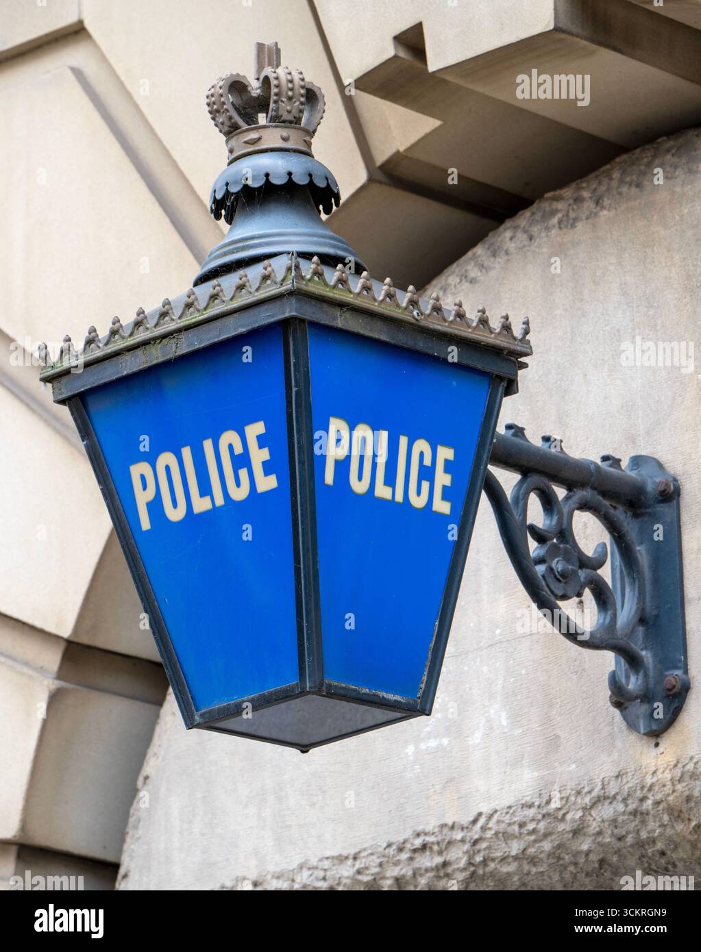 lanterna blu per una stazione di polizia. Questi tipi di lanterne sono tradizionalmente utilizzati per marcare le stazioni di polizia nel Regno Unito, Foto Stock