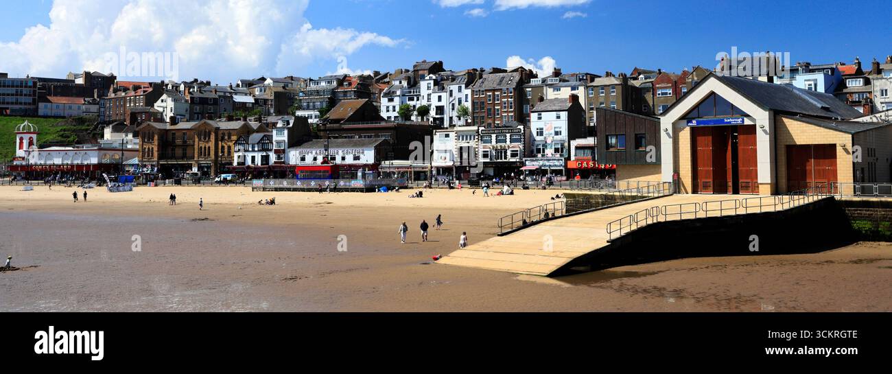 RNLI Lifeboat Station, molo ovest, Scarborough South Bay, Yorkshire, Inghilterra, REGNO UNITO Foto Stock