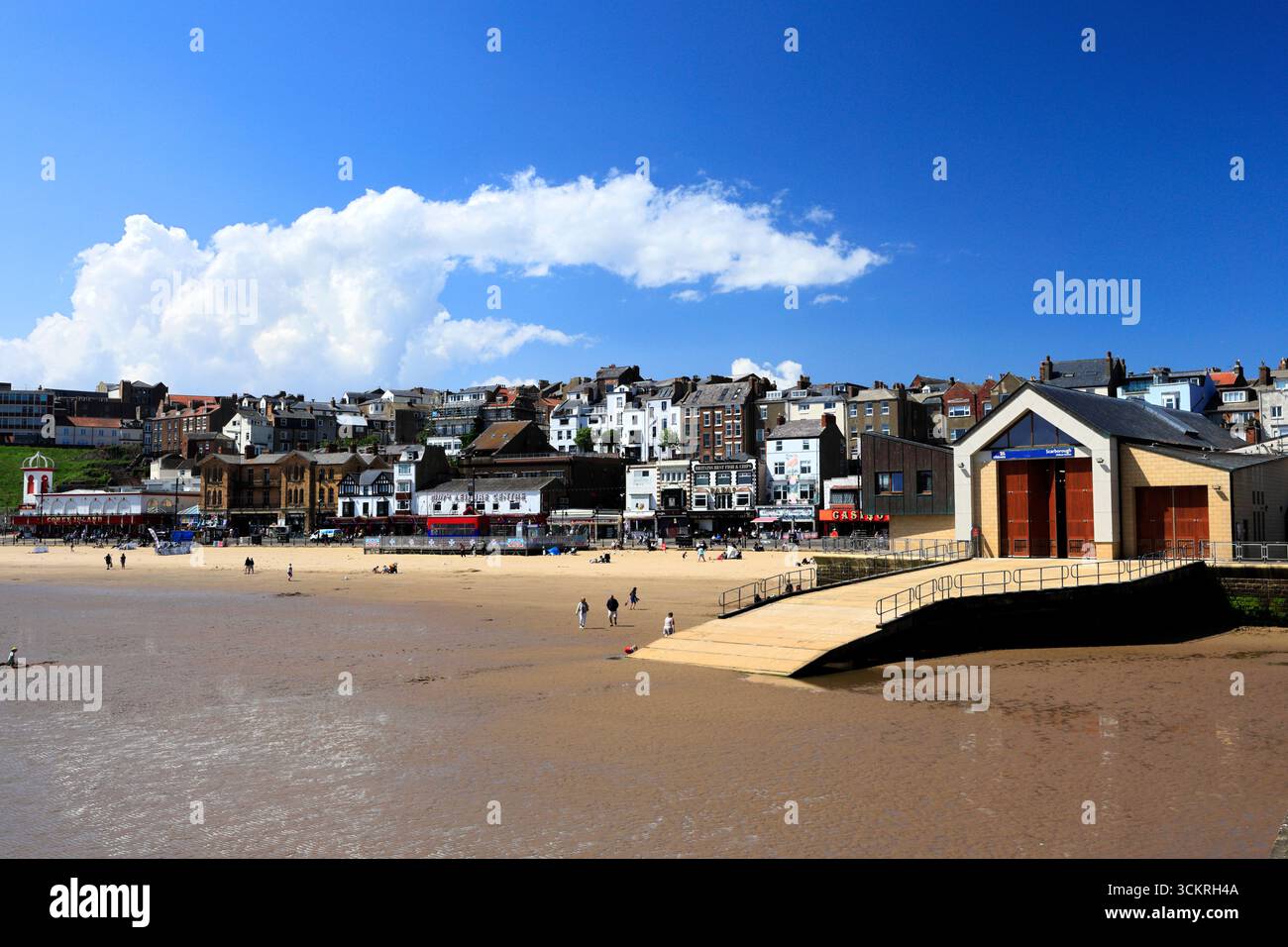 RNLI Lifeboat Station, molo ovest, Scarborough South Bay, Yorkshire, Inghilterra, REGNO UNITO Foto Stock