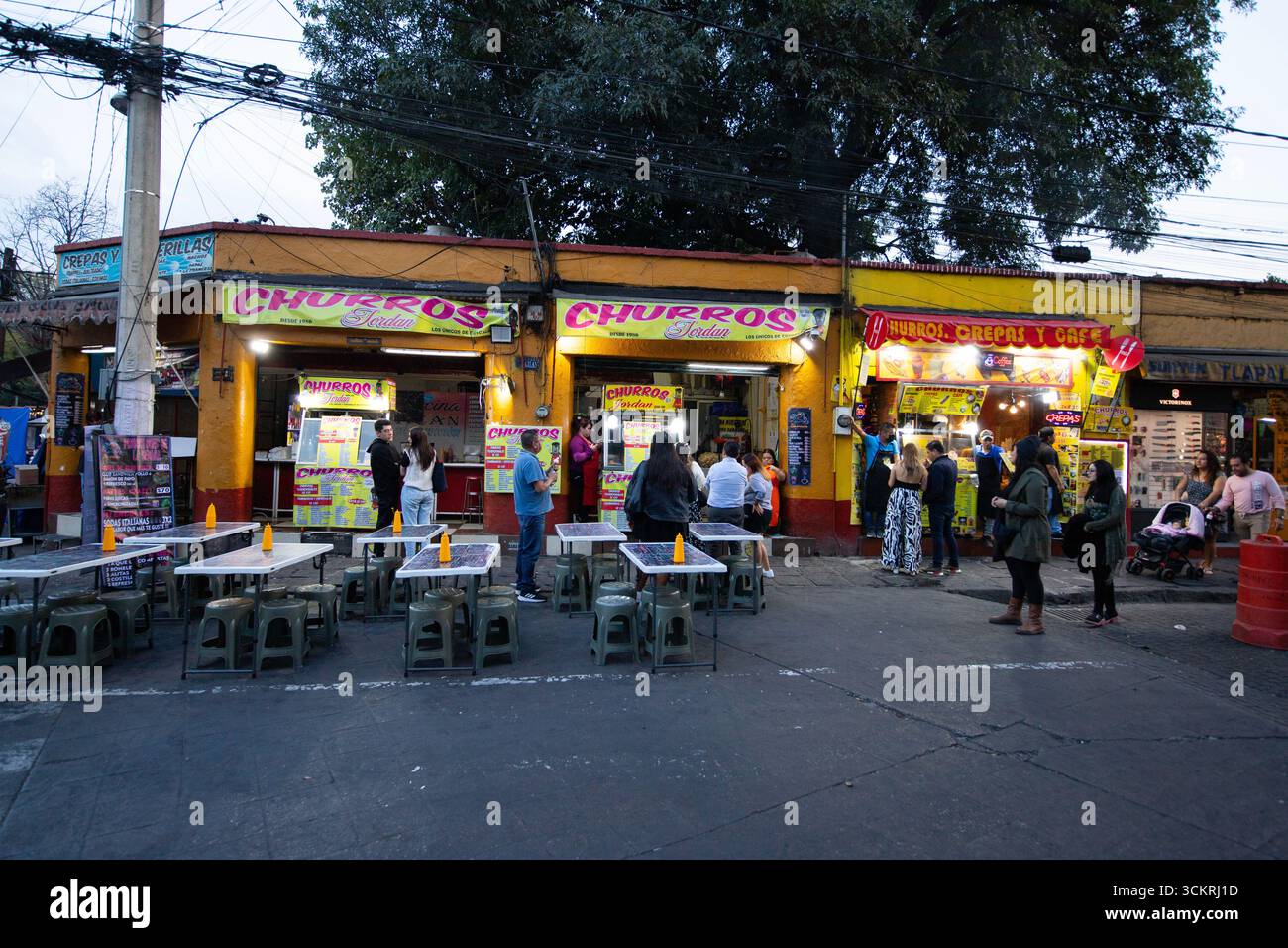 Città del Messico, Messico; 1 novembre 2024: Strade e atmosfera per il giorno dei morti a Colonia del Carmen a Coyoacán. Foto Stock