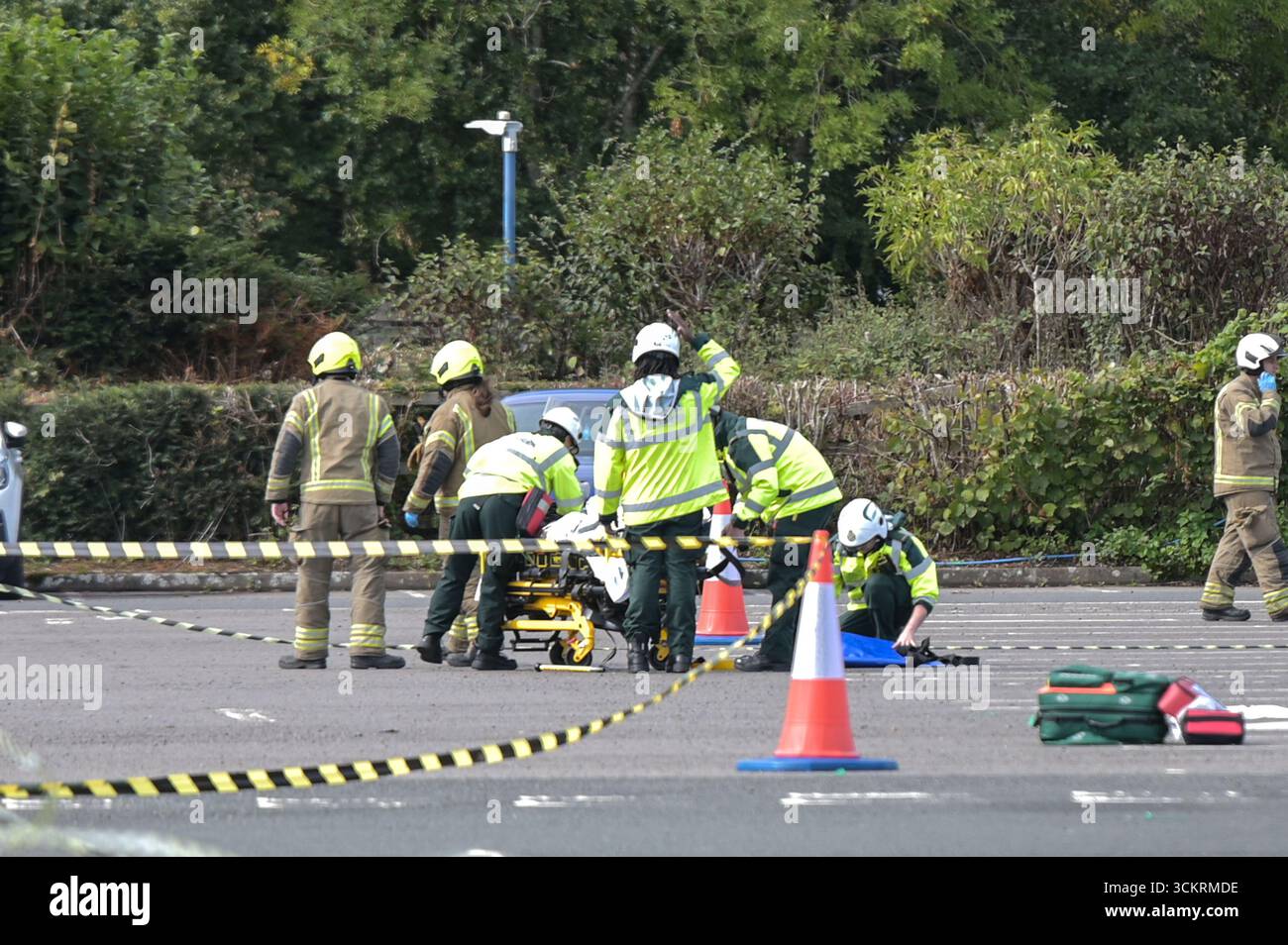 NEC, Birmingham 13 settembre 2025. Sabato 13 settembre presso il National Exhibition Centre (NEC), vicino a Birmingham, si è svolto un esercizio di formazione multi-agenzia Lo scenario era un jet privato che si era schiantato sui veicoli sottostanti. L'esercitazione si è svolta appena 2 giorni dopo il 24° anniversario dell'11 settembre 9/11. Sono stati coinvolti più attori "vittime" in diretta per aiutare l'esercitazione che ha coinvolto la polizia del West Midlands, il servizio ambulanza, i vigili del fuoco, i militari e altre organizzazioni. L'esercizio si è svolto in un parcheggio aperto lontano dal centro fieristico. L'aereo usato per l'esercizio wa Foto Stock
