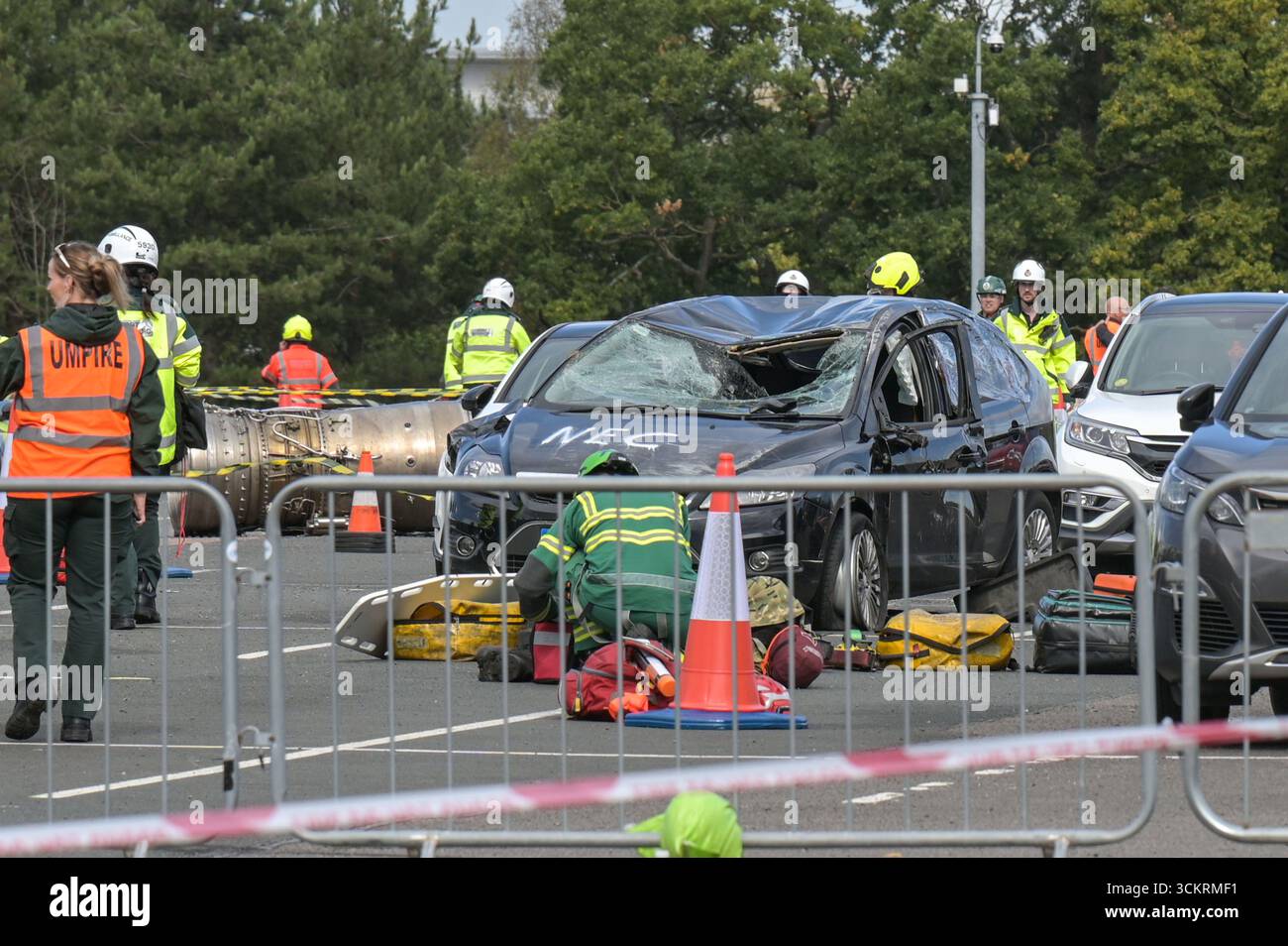 NEC, Birmingham 13 settembre 2025. Sabato 13 settembre presso il National Exhibition Centre (NEC), vicino a Birmingham, si è svolto un esercizio di formazione multi-agenzia Lo scenario era un jet privato che si era schiantato sui veicoli sottostanti. L'esercitazione si è svolta appena 2 giorni dopo il 24° anniversario dell'11 settembre 9/11. Sono stati coinvolti più attori "vittime" in diretta per aiutare l'esercitazione che ha coinvolto la polizia del West Midlands, il servizio ambulanza, i vigili del fuoco, i militari e altre organizzazioni. L'esercizio si è svolto in un parcheggio aperto lontano dal centro fieristico. L'aereo usato per l'esercizio wa Foto Stock