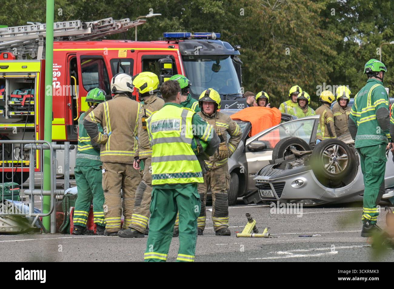 NEC, Birmingham 13 settembre 2025. Sabato 13 settembre presso il National Exhibition Centre (NEC), vicino a Birmingham, si è svolto un esercizio di formazione multi-agenzia Lo scenario era un jet privato che si era schiantato sui veicoli sottostanti. L'esercitazione si è svolta appena 2 giorni dopo il 24° anniversario dell'11 settembre 9/11. Sono stati coinvolti più attori "vittime" in diretta per aiutare l'esercitazione che ha coinvolto la polizia del West Midlands, il servizio ambulanza, i vigili del fuoco, i militari e altre organizzazioni. L'esercizio si è svolto in un parcheggio aperto lontano dal centro fieristico. L'aereo usato per l'esercizio wa Foto Stock