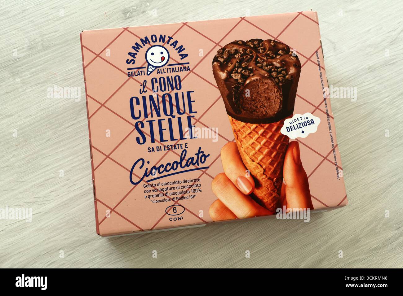 Sammontana cinque stelle, coni gelato italiano con gusto cioccolato prodotto da Sammontana S.p.A. Foto Stock