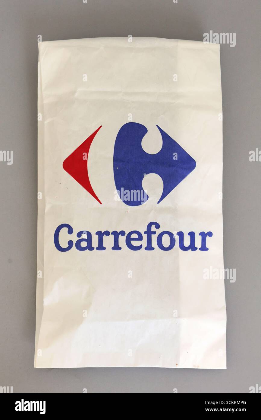 Sacchetto di carta Carrefour dal banco deli, utilizzato per confezionare salumi e affettati Foto Stock