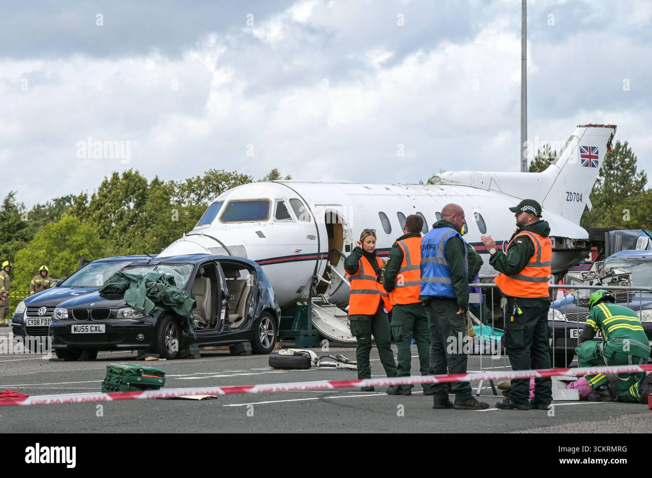 NEC, Birmingham 13 settembre 2025. Sabato 13 settembre presso il National Exhibition Centre (NEC), vicino a Birmingham, si è svolto un esercizio di formazione multi-agenzia Lo scenario era un jet privato che si era schiantato sui veicoli sottostanti. L'esercitazione si è svolta appena 2 giorni dopo il 24° anniversario dell'11 settembre 9/11. Sono stati coinvolti più attori "vittime" in diretta per aiutare l'esercitazione che ha coinvolto la polizia del West Midlands, il servizio ambulanza, i vigili del fuoco, i militari e altre organizzazioni. L'esercizio si è svolto in un parcheggio aperto lontano dal centro fieristico. L'aereo usato per l'esercizio wa Foto Stock
