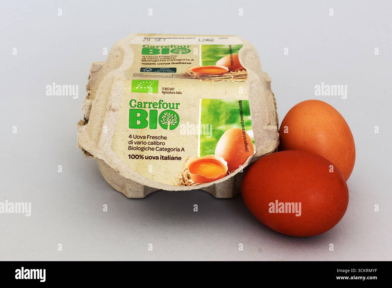 Uova fresche italiane Carrefour Bio, biologiche, marchio del supermercato Carrefour Foto Stock