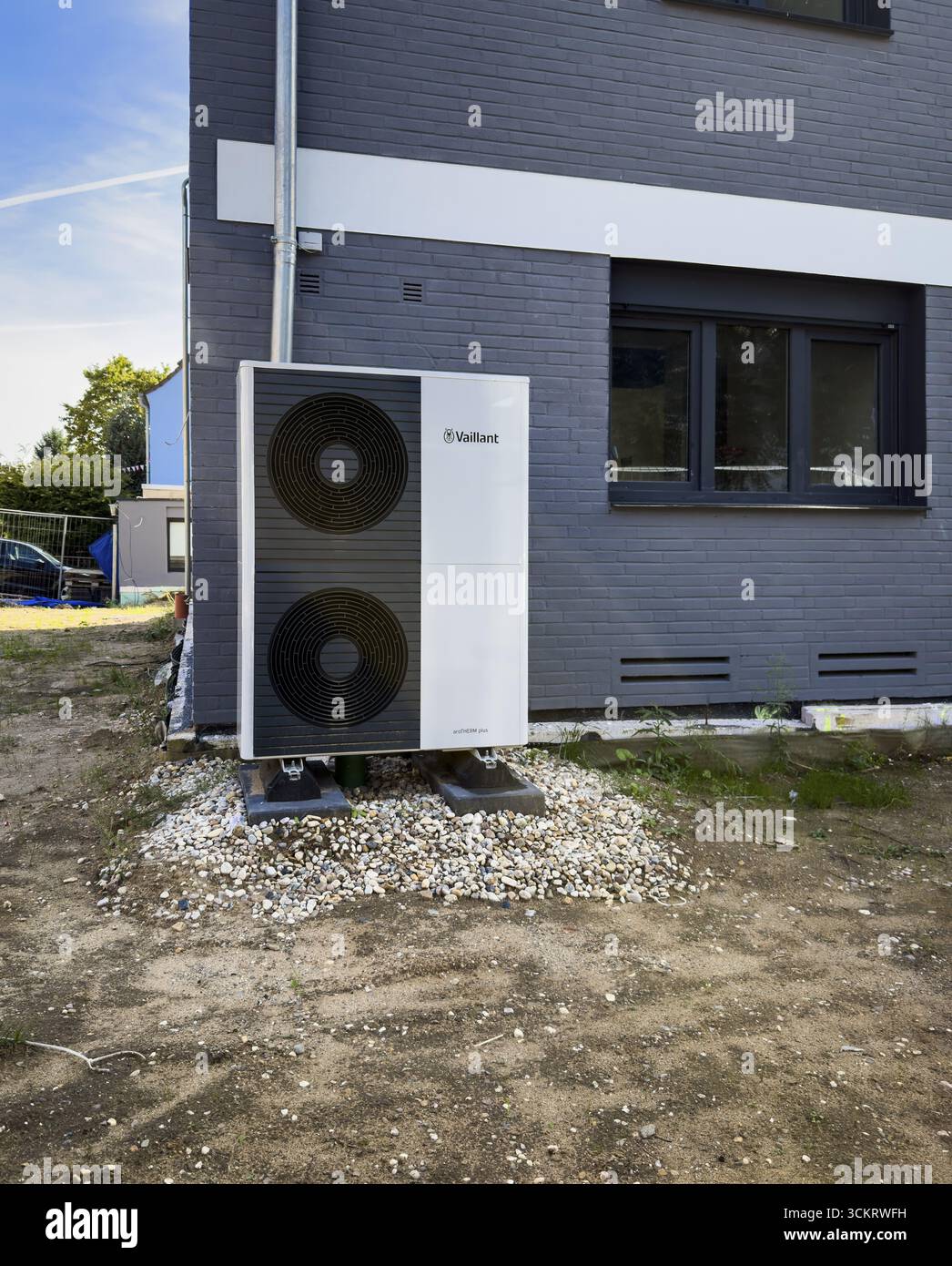 Una pompa di calore dell'aria nel giardino anteriore di una casa indipendente ristrutturata a Duesseldorf, Germania Foto Stock