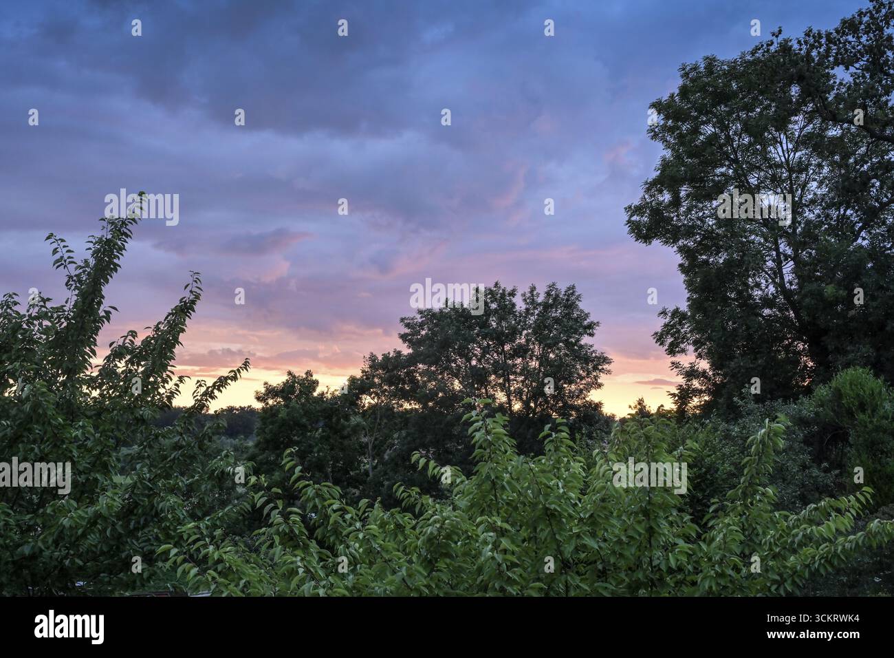 Tramonto colorato, nuvole, Havelberg, Sassonia-Anhalt, Germania Foto Stock