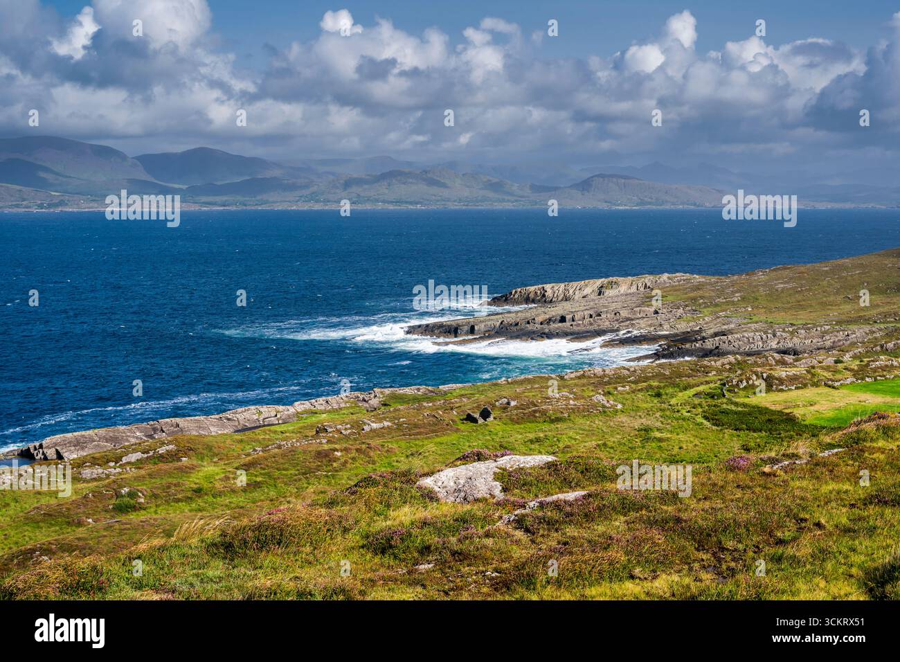 Vista da Kilcatherine, penisola di Beara, County Cork, Irlanda, attraverso Kenmare Bay per le montagne della penisola di Iveragh Foto Stock