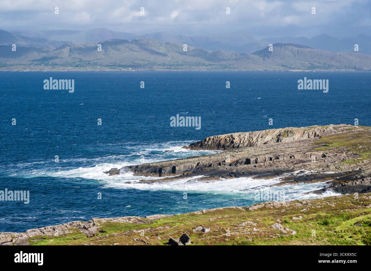 Vista da Kilcatherine, penisola di Beara, County Cork, Irlanda, attraverso Kenmare Bay per le montagne della penisola di Iveragh Foto Stock