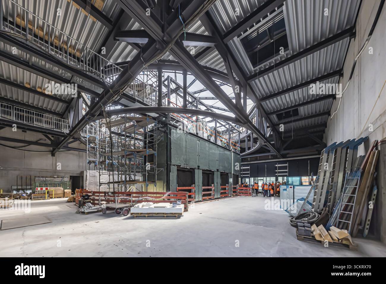 La nuova stazione ferroviaria dell'aeroporto tra l'aeroporto e il centro fieristico è un edificio circolare. I binari sono più bassi di 27 metri. La nuova stazione Foto Stock