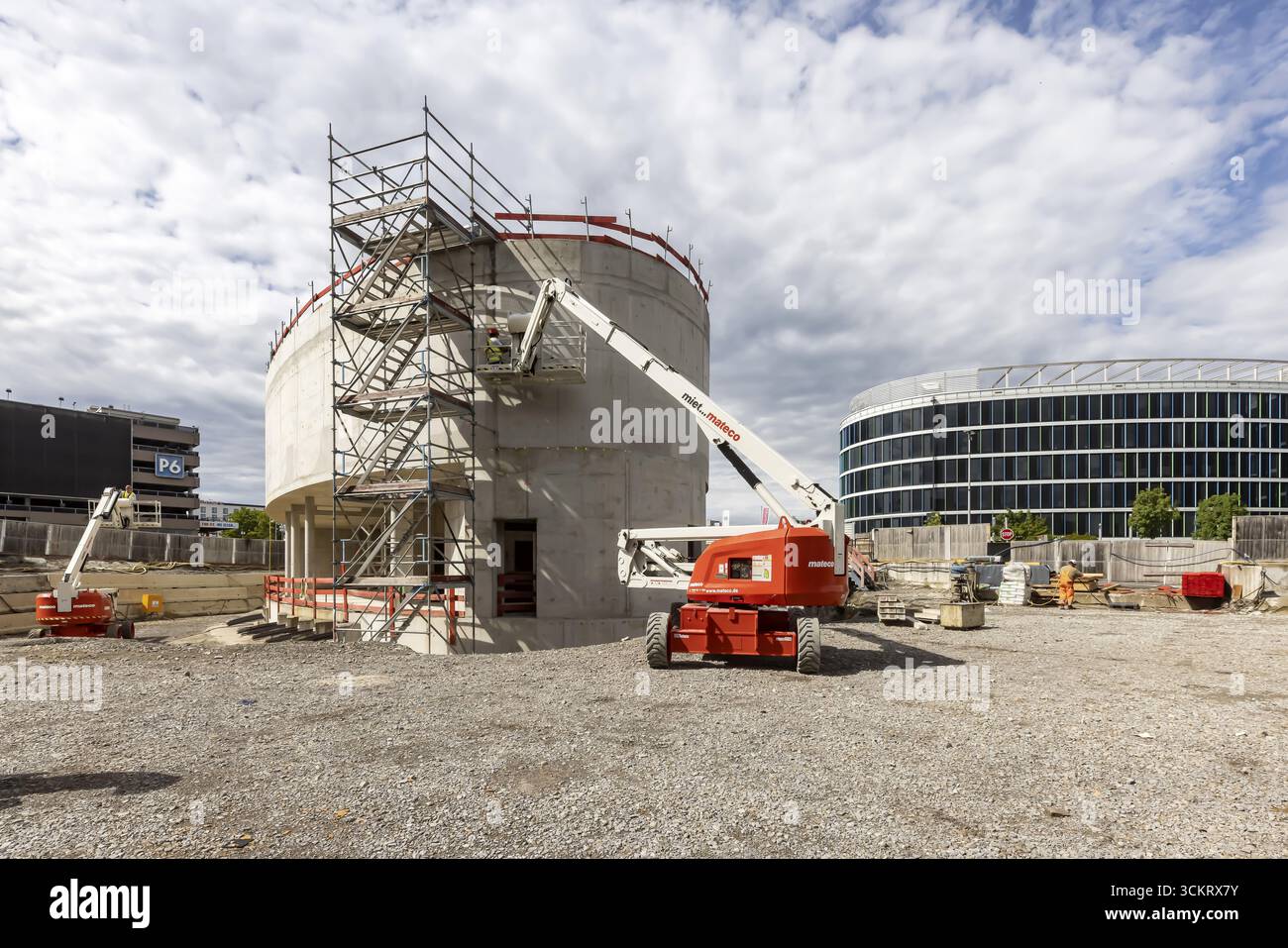 Cantiere all'ingresso est più piccolo della nuova stazione ferroviaria dell'aeroporto tra l'aeroporto e il centro fieristico. Vista esterna del Foto Stock