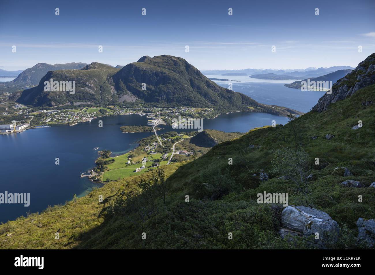 Ampia vista costiera con montagne, mare e il villaggio di Midsund, Otroya o Otroya Island, altro ancora og Romsdal, Norvegia Foto Stock