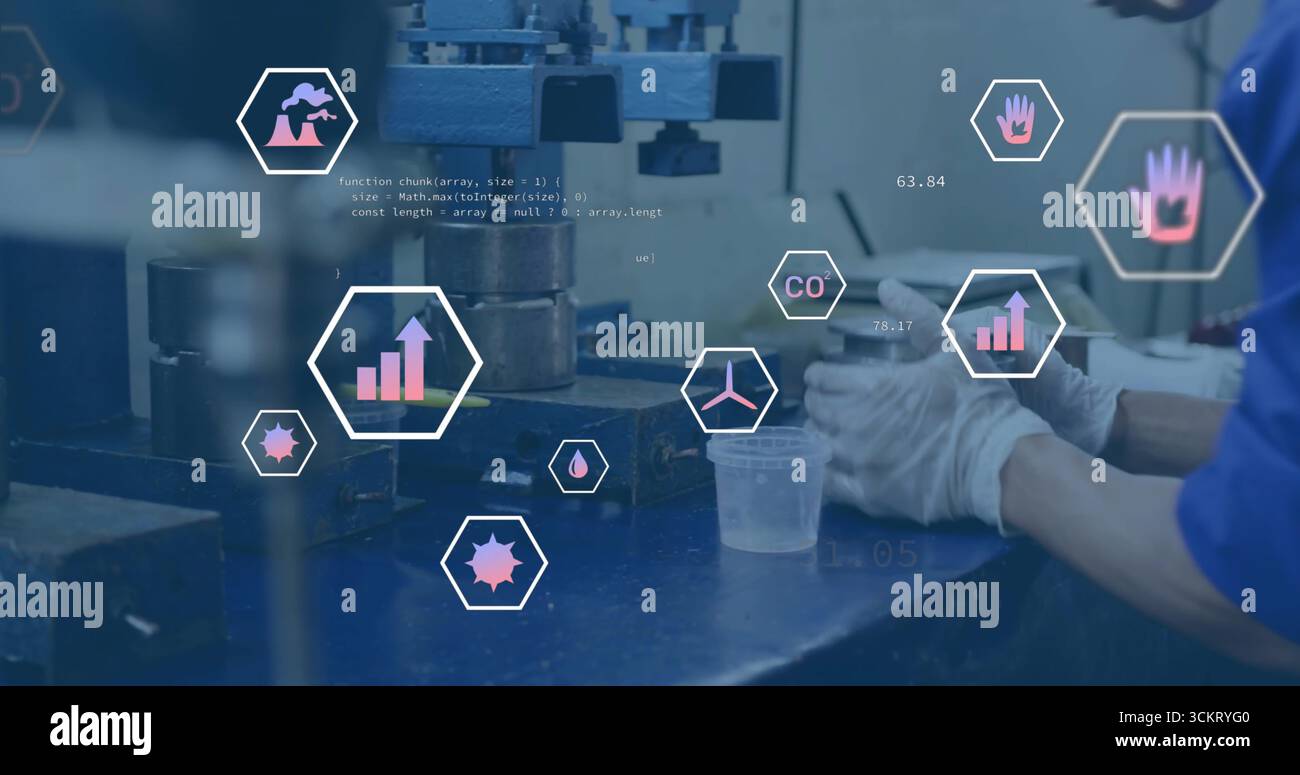 Tecnico operativo che gestisce campioni di metallo, coppetta in plastica in laboratorio, con stampa e sovrapposizioni di dati Foto Stock