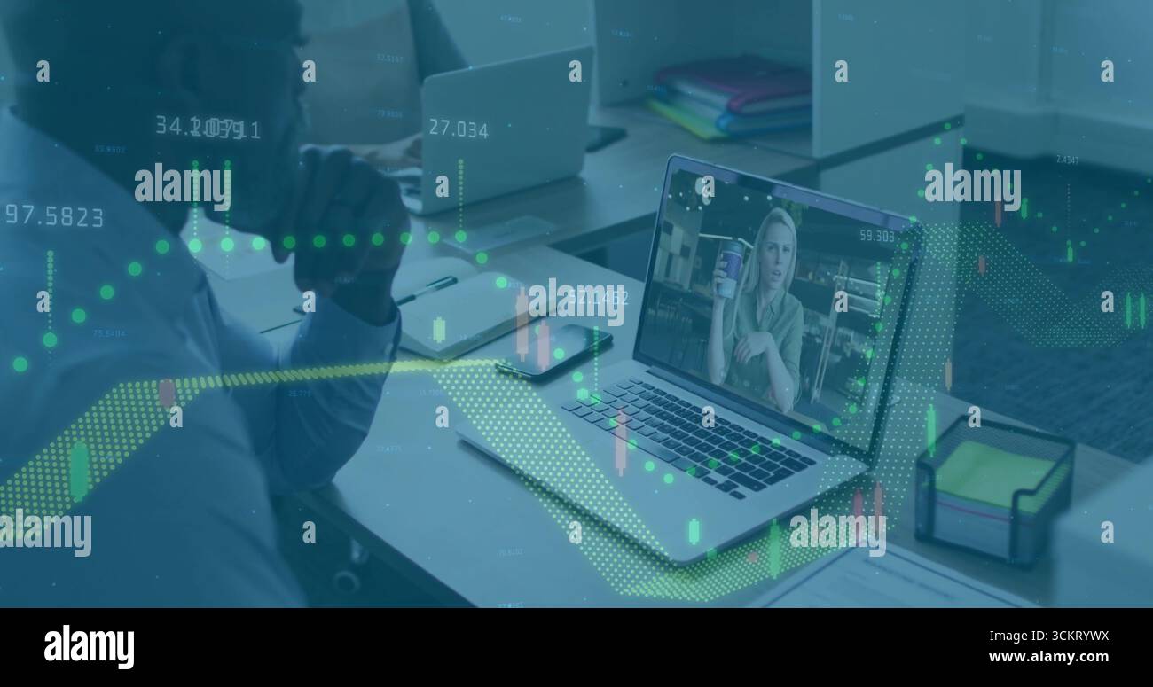 Uomo che partecipa a una riunione remota alla scrivania dell'ufficio, con notebook sovrapposti a dati finanziari, spazio di copia Foto Stock