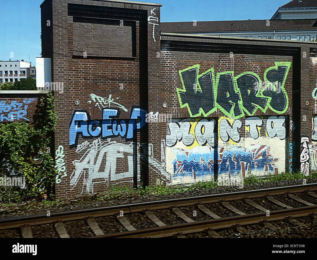 Germania - Graffiti su un muro di confine lungo la ferrovia ferroviaria Foto Stock