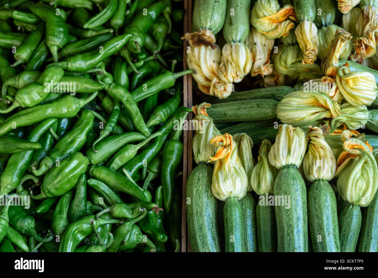 Verdure fresche in vendita da un venditore ambulante di Sorrento. Foto Stock
