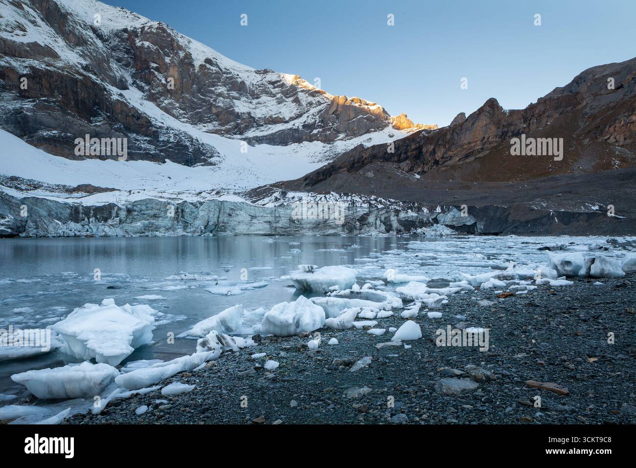 Alte impressioni alpine dal lago Clariden in Svizzera al passo di chiusa. Foto Stock