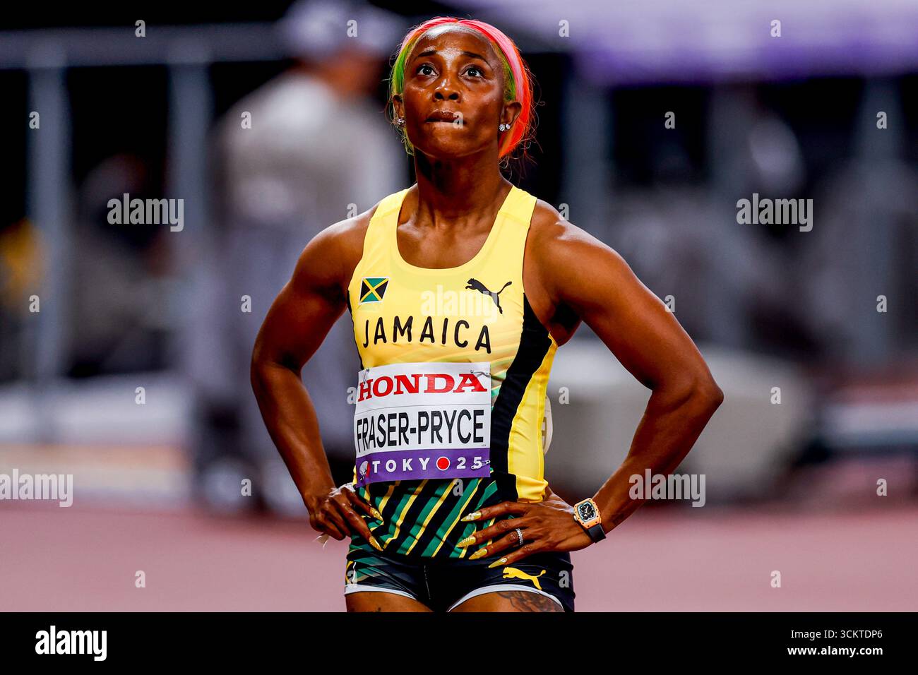 Shelly-Ann Fraser-Pryce della Giamaica si occupa di aver gareggiato nei 100 metri femminili durante i Campionati mondiali di atletica leggera Tokyo 2025 del giorno 1 al Japan National Stadium il 13 settembre 2025 a Tokyo, in Giappone. (Crediti: Marcel ter Bals/MTB-Photo/Alamy Live News) Foto Stock