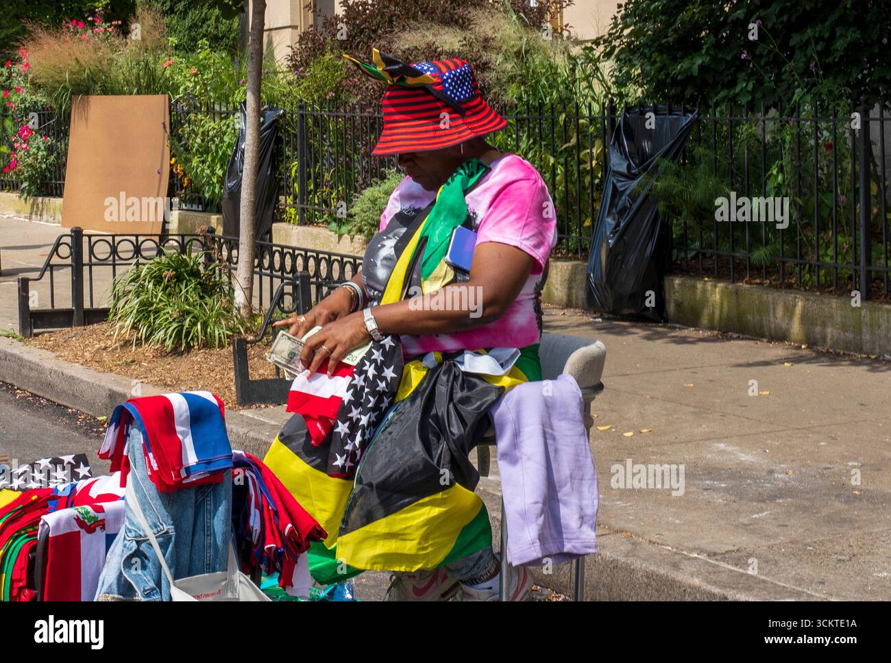 Venditore di cimeli alla West Indian Day Parade (Caribbean Day Parade) lungo Eastern Parkway, Brooklyn, New York, Stati Uniti. Foto Stock
